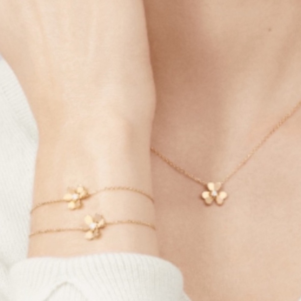 Van Cleef Arpels Clover Flower Necklace. - Picture 2 of 3